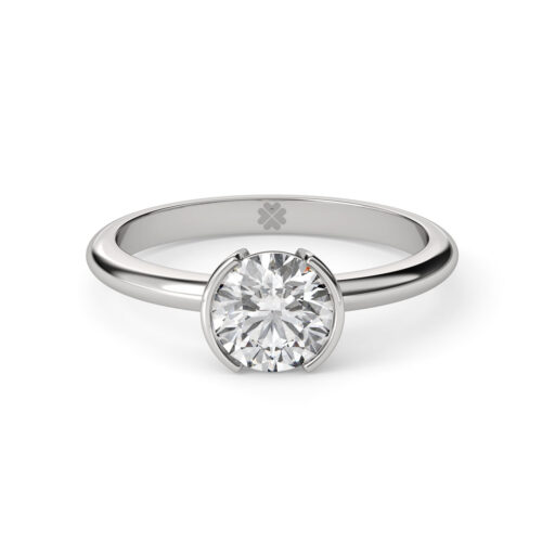 Anillo de Compromiso Solitario Gea Oro Blanco 18kt Anillo de compromiso GEA en oro blanco 18k Fairmined o platino responsable 950 con diamante de 100, 150 o 200 puntos de origen en laboratorio, mostrado en una mano femenina