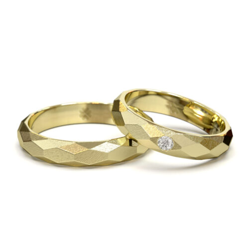 Argollas de Matrimonio Inglés Martillada Oro Amarillo 18kt Alternative view of Argollas de Matrimonio Inglés Martillada Oro Amarillo 18kt