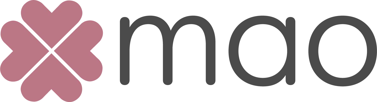 Logotipo de Joyería Mao: diseño elegante en tonos gris y rosa oscuro, con un trébol formado por cuatro corazones, simbolizando amor, suerte y exclusividad en joyería artesanal.