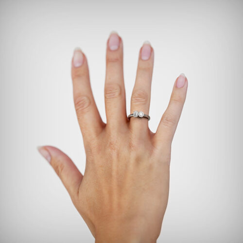 Anillo de Compromiso Duetto Anfítrite Oro Blanco 18kt Anillo de compromiso ANFÍTRITE en oro blanco 18k Fairmined o platino responsable 950 con diamante de 30 puntos de origen en laboratorio, mostrado en una mano femenina