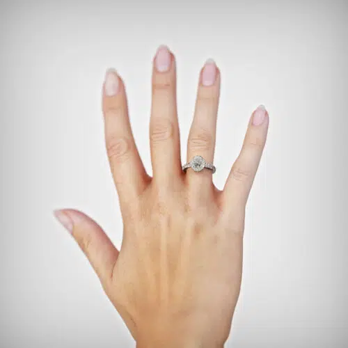 Anillo de compromiso ARIA en oro blanco 18k Fairmined o platino responsable 950 con diamante de 40 o 50 puntos, mostrado en una mano femenina