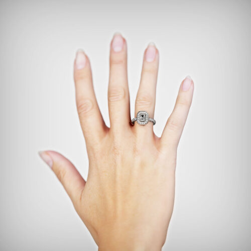 Anillo de Compromiso Halo Boreal Oro Blanco 18kt Anillo de compromiso BOREAL en oro blanco 18k Fairmined o platino responsable 950 con diamante de 50 puntos, mostrado en una mano femenina