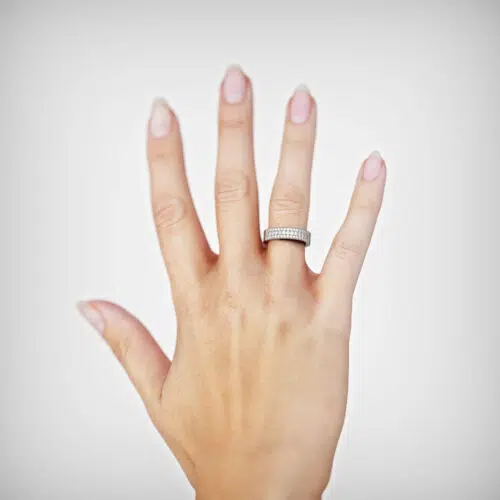 Anillo de compromiso CAELUM en oro blanco 18k Fairmined o platino responsable 950 con diamante de 2 puntos, mostrado en una mano femenina