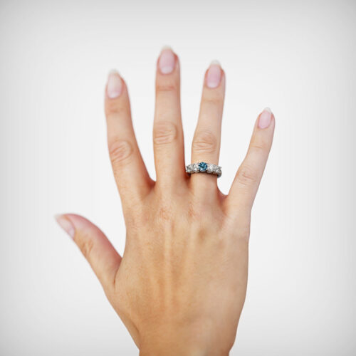 Alternative view of Anillo de Compromiso Quintillo Hibiscus Blue Oro Blanco 18kt