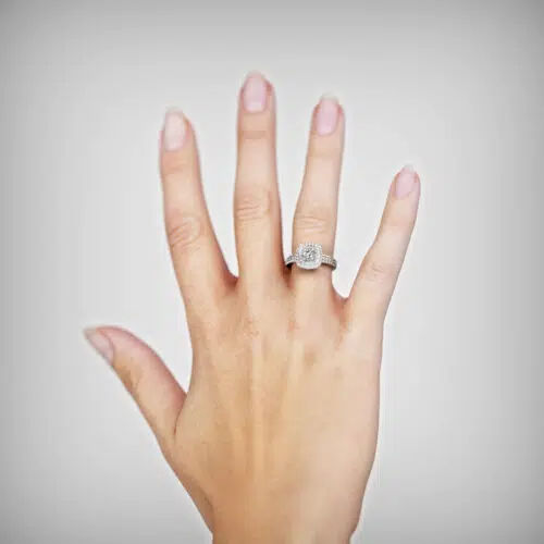 Anillo de compromiso LACTIA en oro blanco 18k Fairmined o platino responsable 950 con diamante de 40 o 50 puntos, mostrado en una mano femenina