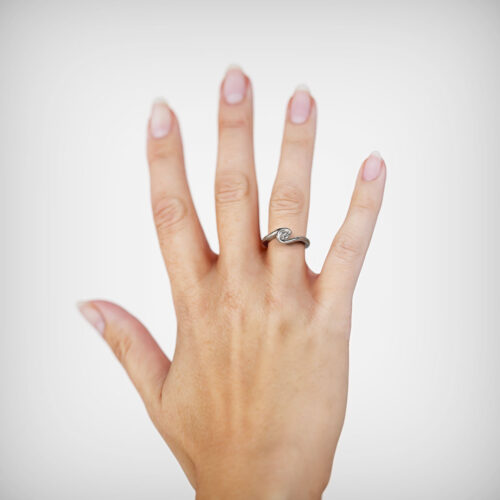 Anillo de Compromiso Solitario Nayades Oro Blanco 18kt Anillo de compromiso NAYADES en oro blanco 18k Fairmined o platino responsable 950 con diamante de 30 puntos de origen en laboratorio, mostrado en una mano femenina