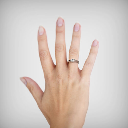 Anillo de Compromiso Solitario Nereidas Oro Blanco 18kt Anillo de compromiso NEREIDAS en oro blanco 18k Fairmined o platino responsable 950 con diamante de laboratorio, mostrado en una mano femenina