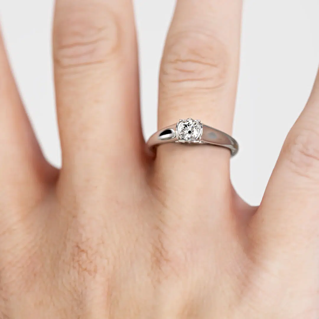 Anillo de compromiso NEREIDAS en oro blanco 18k Fairmined o platino responsable 950 con diamante de laboratorio, mostrado en una mano femenina