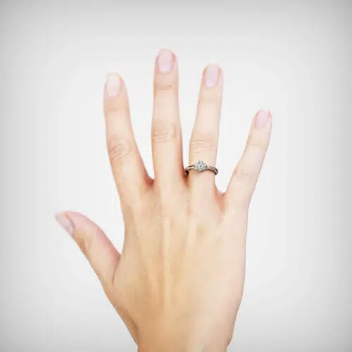 Alternative view of Anillo de Compromiso Solitario Oceanides Platino