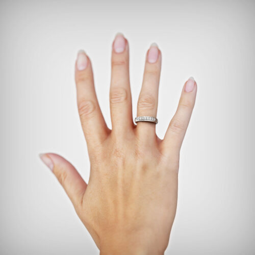 Anillo de compromiso ORIÓN en oro blanco 18k Fairmined o platino responsable 950 con diamante de 3 o 5 puntos, mostrado en una mano femenina