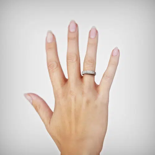 Anillo de compromiso ORIÓN en oro blanco 18k Fairmined o platino responsable 950 con diamante de 3 o 5 puntos, mostrado en una mano femenina