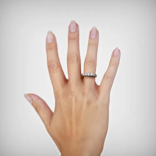 Anillo de compromiso RADIANTI en oro blanco 18k Fairmined o platino responsable 950 con diamante de 30 o 40 puntos, mostrado en una mano femenina