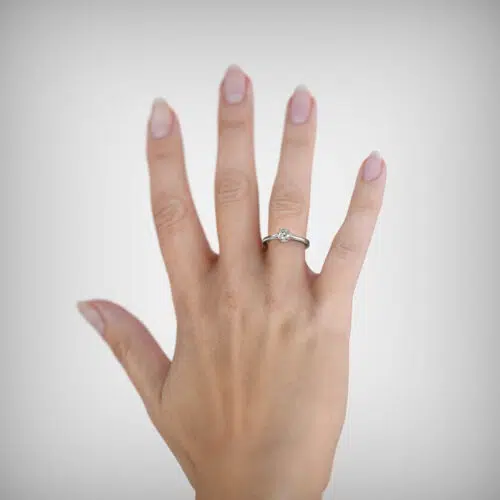 Anillo de compromiso NEREIDAS en oro blanco 18k Fairmined o platino responsable 950 con diamante de laboratorio, mostrado en una mano femenina