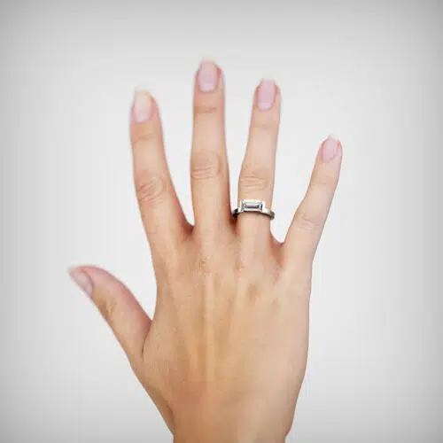 Anillo de compromiso TELLUS en oro blanco 18k Fairmined o platino responsable 950 con diamante de 100, 150 o 200 puntos de origen en laboratorio, mostrado en una mano femenina