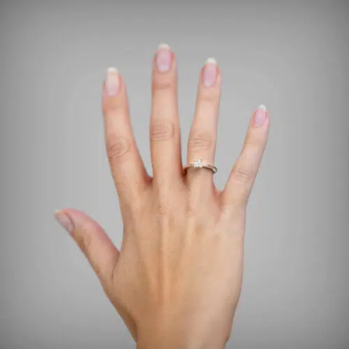 Anillo de compromiso Venetus en oro blanco 18k Fairmined o platino responsable 950 con diamante de laboratorio de 30, 50 o 100 puntos, mostrado en una mano femenina