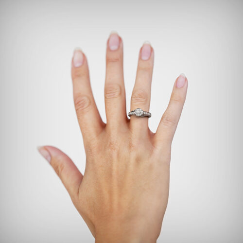 Anillo de Compromiso Halo Ventus Oro Blanco 18kt Anillo de compromiso Ventus en oro blanco 18k Fairmined o platino responsable 950 con diamante de 15 puntos, mostrado en una mano femenina