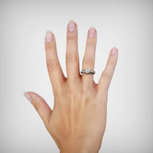 Anillo de compromiso Ventus en oro blanco 18k Fairmined o platino responsable 950 con diamante de 15 puntos, mostrado en una mano femenina