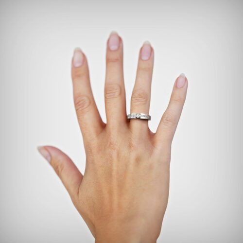 Anillo de Compromiso Solitario Vesta Oro Blanco 18kt Anillo de compromiso VESTA en oro blanco 18k Fairmined o platino responsable 950 con diamante de 20 o 30 puntos, mostrado en una mano femenina