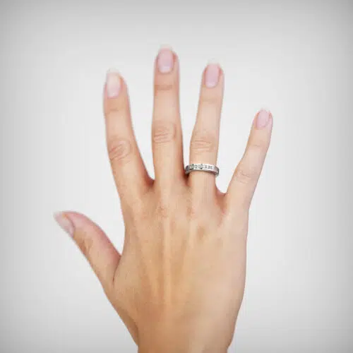 Anillo de compromiso VULCANIS en oro blanco 18k Fairmined o platino responsable 950 con diamante de 3 o 5 puntos, mostrado en una mano femenina