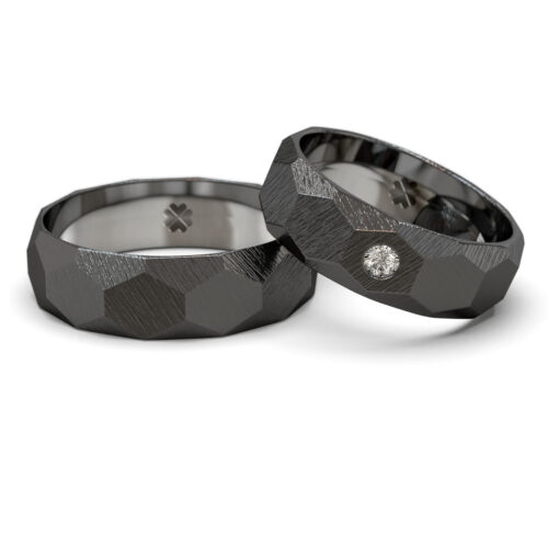 Argollas de Matrimonio Martillada Black Oro Blanco 18kt o Platino Alternative view of Argollas de Matrimonio Martillada Black Oro Blanco 18kt o Platino