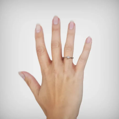 Alternative view of Anillo de Compromiso Solitario Consortium Platino