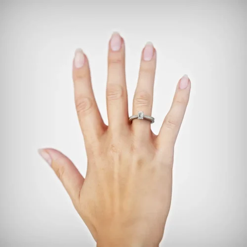 Alternative view of Anillo de Compromiso Vintage Adeline Platino Diamante Corte Esmeralda
