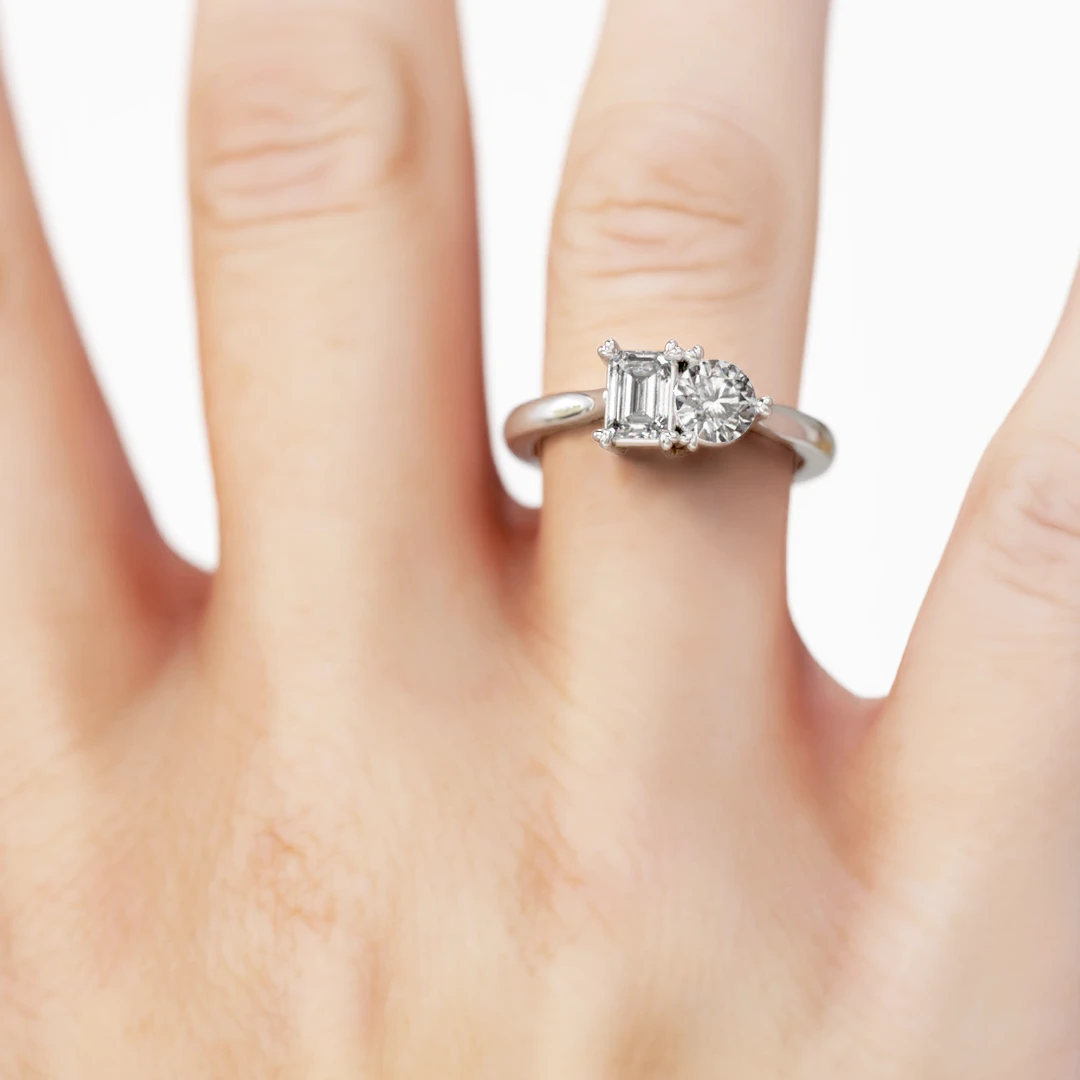 Anillo de Compromiso Duetto Juntos Platino Diamante Corte Brillante Diamante Corte Esmeralda Anillo de Compromiso Duetto Juntos Platino Diamante Corte Brillante Diamante Corte Esmeralda - Imagen 3